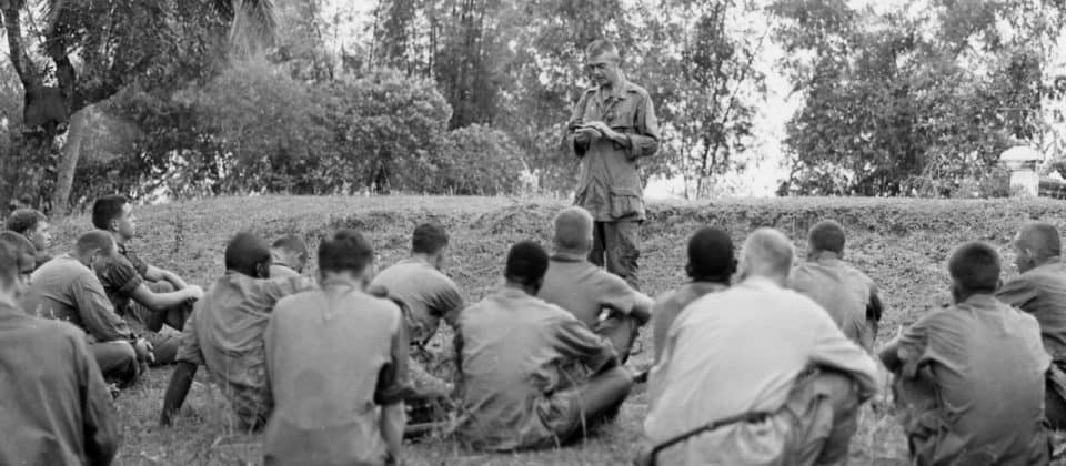 Conduciendo un servicio religioso con un grupo de Marines. (Maryknoll Mission Archives)