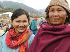 Kabita Rai y su madre Laxmi, ambas trabajadoras de una fábrica de ladrillos en Nepal.