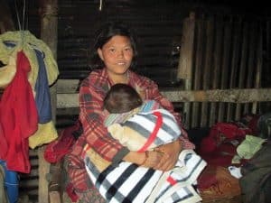 Joven nepalí con su bebé.