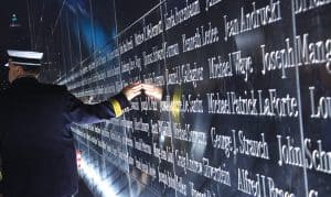 Empty Sky Memorial en el parque Liberty State en Nueva Jersey, en otro memorial por las víctimas del 9/1