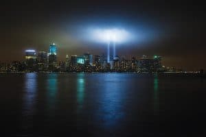 World Trade Center, durante un día de celebración memorial a las víctimas del atentado terrorista del 2001. 2. Un bombero toca el nombre de un ser querido en Empty Sky Memorial en el
