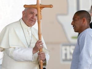 Un recluso le regala al Papa Francisco una cruz de madera tallada en la cárcel cereso de Ciudad Juárez, México,