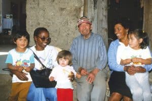 Hermana Zwareva con familias de La Paz, Bolivia