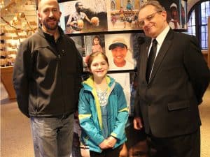 Jenna Cain y su padre en el Museo de Misión de Maryknoll en Nueva York.