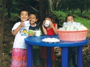la comunidad salvadoreña a producir harina de soya y leche de soya.