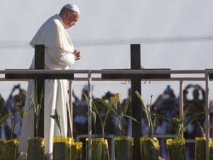 el papa subió la rampa para rezar por los miles que murieron cruzando la frontera.