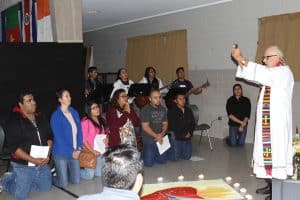 Jóvenes hispanos en Houston son inspirados a servir en misión
