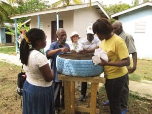Semillas de paz plantadas en un barrio peligroso de Haití dan lugar a un oasis