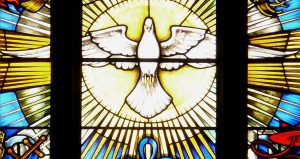 En Pentecostés, 50 días después de la Pascua, el Espíritu Santo se posó sobre los apóstoles.