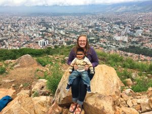 Molly Minnerath y un niñito boliviano en la Ciudad de Cochabamba.