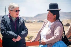 Hermana Maryknoll Patricia Ryan, presidenta de DHUMA, habla con líderes locales afectados por la contaminación de los Ríos Torococha y Juliaca en Puno, Peru