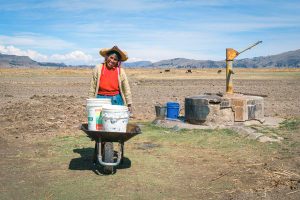 Aldeana de Puno lleva agua para su ganado. Los pozos también han sido afectados por la contaminación de los afluentes del Lago Titicaca.