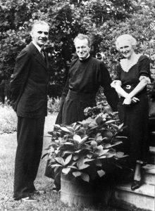 Obispo Byrne con su hermana Kitty y su cuñado Bill Ryan.