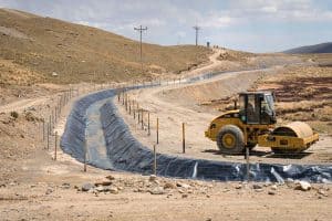 Canales protegen el agua en Condoraque en el altiplano de Peru.