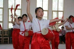 Niñas demuestran destrezas artísticas en China
