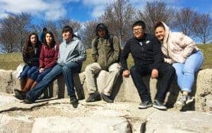 Jóvenes nativos americanos viajan de su reservación en Montana a Chicago, Illinois para experiencia misionera.