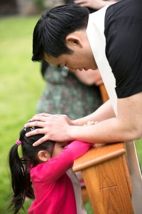 El padre Kim da sus primeras bendiciones después de su ordenación. La Sociedad Maryknoll es doblemente bendecida con dos nuevos sacerdotes