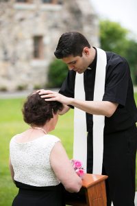 El padre Latouf da sus primeras bendiciones a feligreses y familiares como sacerdote. La Sociedad Maryknoll es doblemente bendecida con dos nuevos sacerdotes