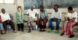 Hermana Maryknoll Giang Nguyen facilita la comunicación de personas de diferente grupos étnicos. Este tipo de c onversaciones promueven paz en Kenya.