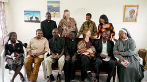 Hermanas Maryknoll conversan con grupo que promueve la reconciliación entre vecinos en Tanzania. Ellas hablan de como diálogo y conversaciones promueven paz en Kenya, especialmente después de las elecciones.