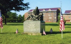 Monumento en memoria del Padre Maryknoll Vincent R. Capodanno en Staten Island, Nueva York. Autor ve la fe heroica en el sacrificio del capellán militar Maryknoll