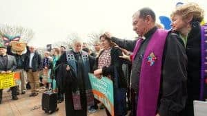 Personas y organizaciones de fe se unen en oración y solidaridad en manifestación de apoyo a inmigrantes indocumentados