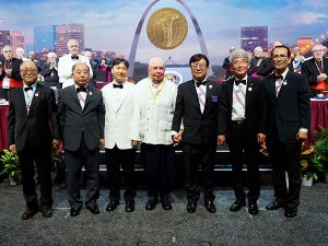 Sacerdote que ayuda a enfermos de tuberculosis en Corea del Norte recibe el premio de los Caballeros de Colón. En la foto el sacerdote sonríe con invitados que vinieron desde Corea para apoyarlo. (Cortesía de Caballeros de Colón/Missouri)