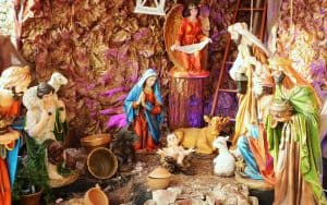 Cartas Noviembre Diciembre 2017: Figuras del Nacimiento de Jesús frente a la iglesia católica maronita St. Takla en Beirut. (CNS/Líbano)