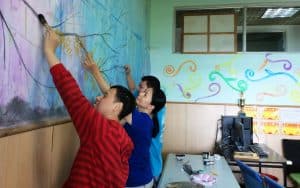 Hermana Maryknoll lleva regalos especiales a personas con discapacidades en China