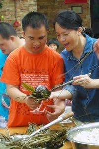 Hermana Maryknoll lleva regalos especiales a personas con discapacidades en China