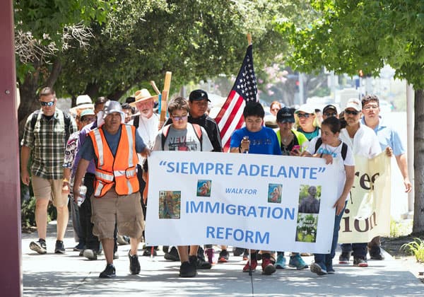Indocumentados que enfrentan la deportación encuentran refugio temporal en santuarios