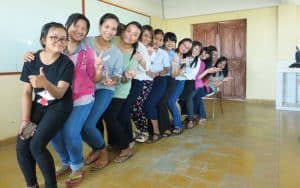 misionera laica Maryknoll ve promesas para el futuro de Camboya en estudiantes universitarios