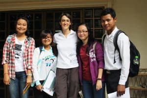 misionera laica Maryknoll ve promesas para el futuro en estudiantes camboyanos