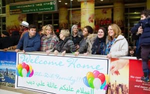 Sacerdotes y hermanos Maryknoll recaudan fondos para ayudar a reasentar a refugiados de Siria en el condado de Westchester, Nueva York.