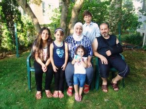 Sacerdotes y hermanos Maryknoll recaudan fondos para ayudar a reasentar a refugiados de Siria en el condado de Westchester, Nueva York.