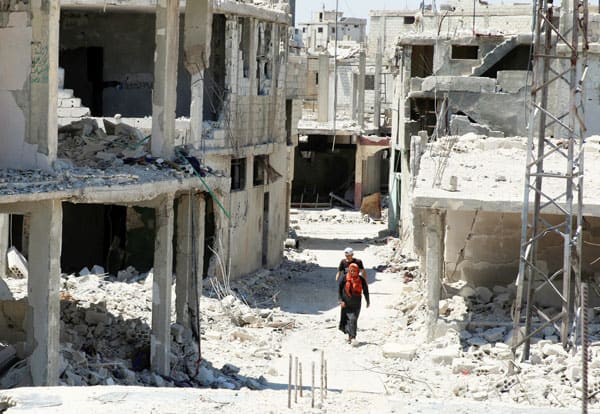 Sacerdotes y hermanos Maryknoll recaudan fondos para ayudar a reasentar a refugiados de Siria en el condado de Westchester, Nueva York.