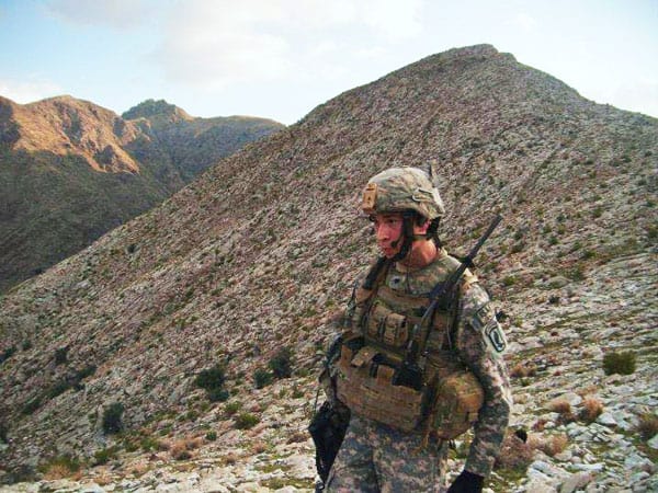 Ex- soldado Neoyorquino cambia la vida militar por la vida en misión.