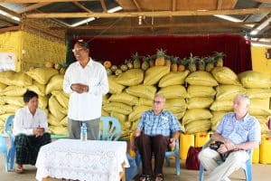 Hermano Maryknoll encuentra que su vocación responde a las necesidades de refugiados de myanmar