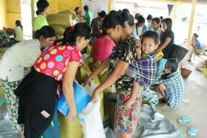 Hermano Maryknoll encuentra que su vocación responde a las necesidades de refugiados de myanmar
