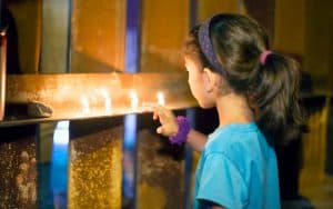 Hermana Maryknoll ofrece ministerio compasivo a migrantes cerca a la frontera, en un refugio en el Paso, Texas