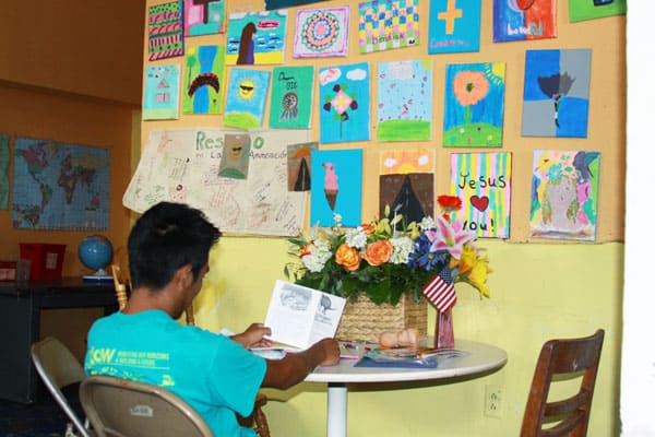 Hermana Maryknoll ofrece ministerio compasivo a migrantes cerca a la frontera, en un refugio en el Paso, Texas