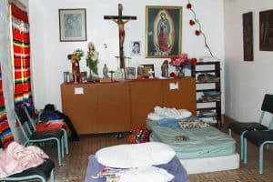 Hermana Maryknoll ofrece ministerio compasivo a migrantes en un refugio en el paso, texas