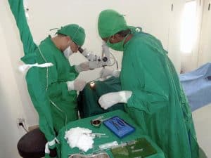 El Dr. Mohamad Kamal, de Egipto, operando una catarata. (Cortesía del Padre John Barth)