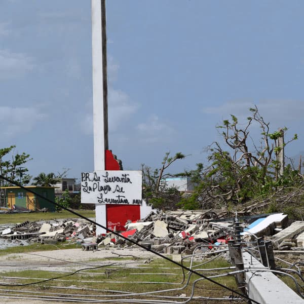 En medio de los escombros de los huracanes, se ve el Lema "Puerto Rico Se Levanta". (Jorge Domínguez-López/Puerto Rico)