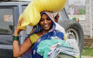 Un programa de ayuda Maryknoll distribuyó comestibles y útiles escolares a muchas personas como esta mujer en el distrito de Saptari, Nepal. (CDO-Nepal)