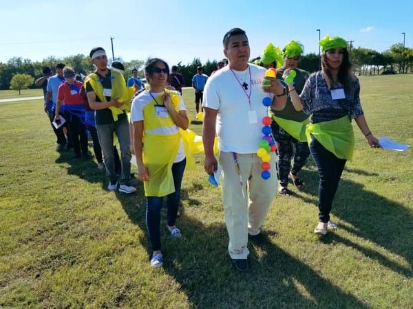 Gero y los jóvenes de Dallas: Gerónimo Torres (al frente) y otros jóvenes participan en una dinámica sobre el rosario misionero durante el encuentro juvenil en Texas.
