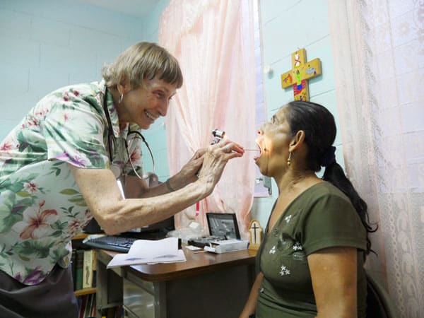 La hermana Annel examina a una paciente en ContraSida, una clínica de El Salvador que trata a pacientes con VIH/ SIDA.
