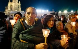 INMIGRANTE VISITA A LA VIRGEN DE SAN JUAN DE LOS LAGOS EN JALISCO, MÉXICO