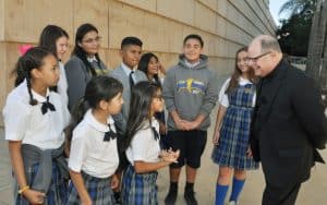 Ayuda para Nepal: El Padre Maryknoll Joseph Thaler y estudiantes de la Asociación de la Infancia Misionera en Los Ángeles, California (Nelson Bracamonte/Los Ángeles)