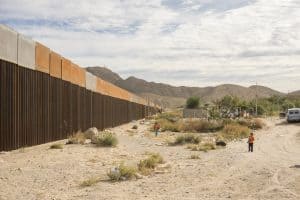 Niños jugando en la frontera México/Estados Unidos, ver-juzgar-actuar
